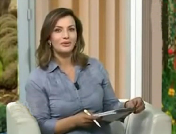 بالفيديو.. متصل يحرج مذيعة تونسية على الهواء بسبب ملابسها القصيرة