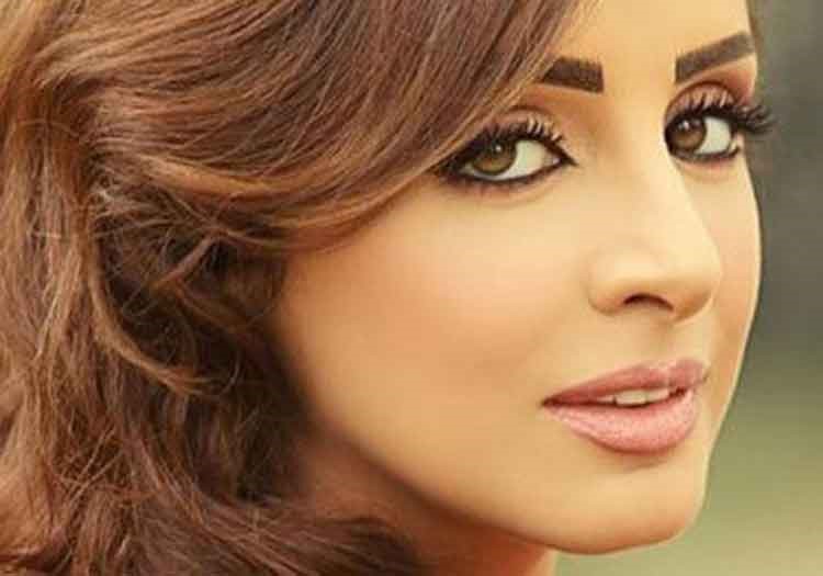 أنغام تنشر صورة نادرة لها بصحبة والدتها
