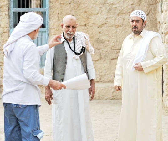 الصلال وعبدالعزيز المسلم والمخرج احمد دعيبس اثناء تصوير المسلسل