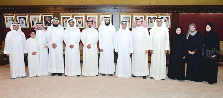 الشيخ ثامر الجابر متوسطا بعض الحضور في حفل التكريم الذي اقامته سفارتنا بالرياض للاطباء الكويتيين 