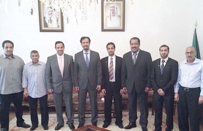 الشيخ علي الخالد مع اعضاء اللجنة الخليجية بمقر سفارتنا بروما 