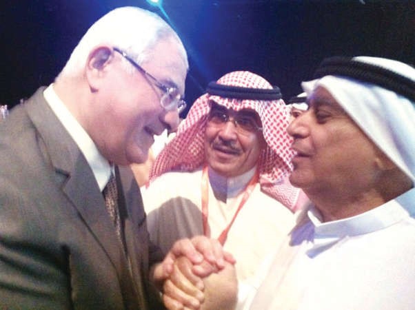 الرئيس المصري السابق عدلي منصور مصافحا الزميل احمد بهبهاني بحضور الزميل عدنان الراشد