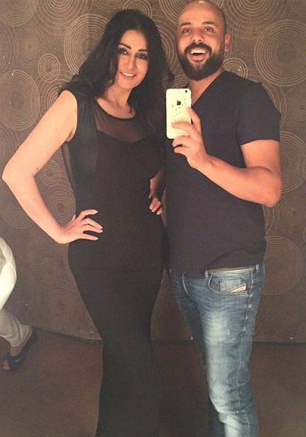 صورة.. غادة عبد الرازق تتحدى عمرها بجسم كالساعة الرملية في ثوب أسود