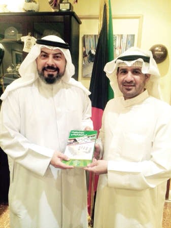 الشيخ طلال الفهد يتسلم نسخة من كتاب الغصاب ﻿