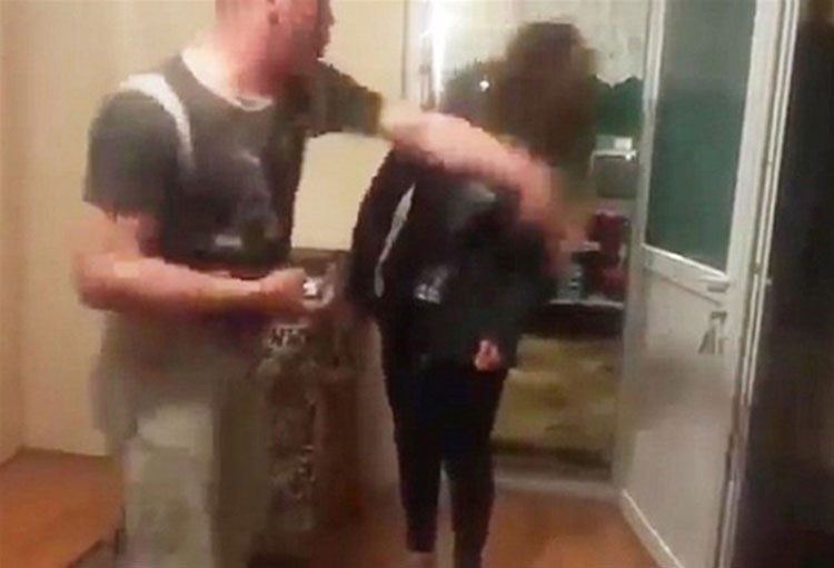 بالفيديو والصور.. ماذا فعل رجل في ابنته لأنها عادت للمنزل في وقت متأخر وهي واضعة احمر شفاه 