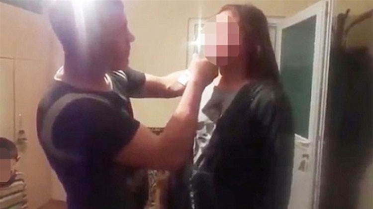 بالفيديو والصور.. ماذا فعل رجل في ابنته لأنها عادت للمنزل في وقت متأخر وهي واضعة احمر شفاه 