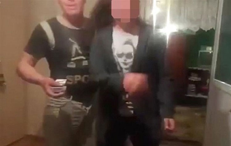 بالفيديو والصور.. ماذا فعل رجل في ابنته لأنها عادت للمنزل في وقت متأخر وهي واضعة احمر شفاه 