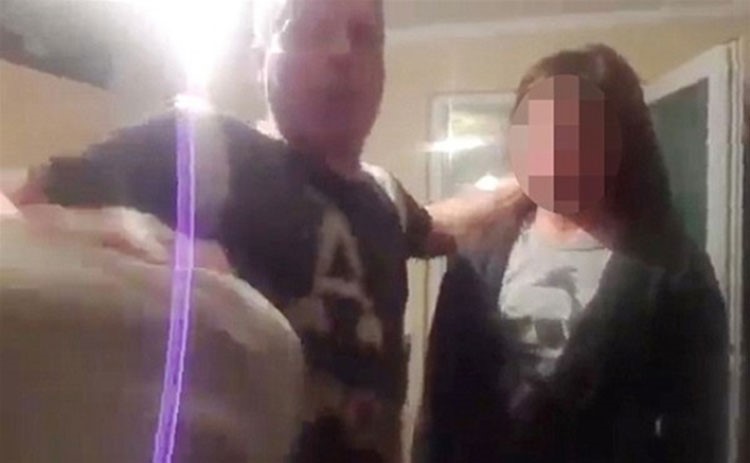 بالفيديو والصور.. ماذا فعل رجل في ابنته لأنها عادت للمنزل في وقت متأخر وهي واضعة احمر شفاه 