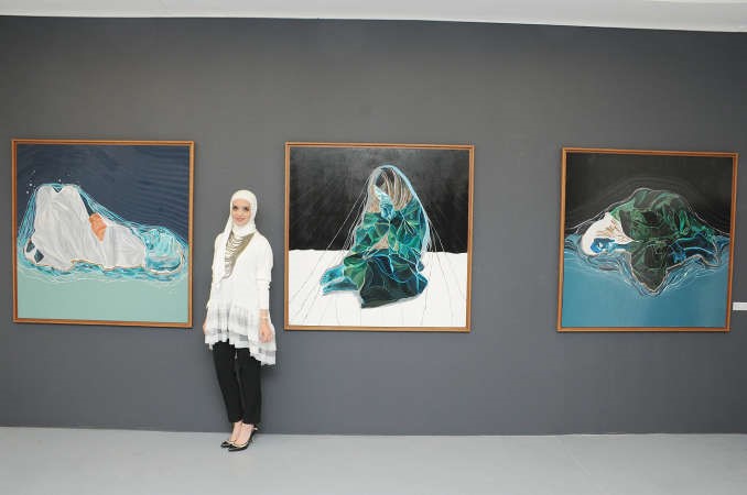 ﻿الفنانة اماني الثويني امام بعض اعمالها﻿