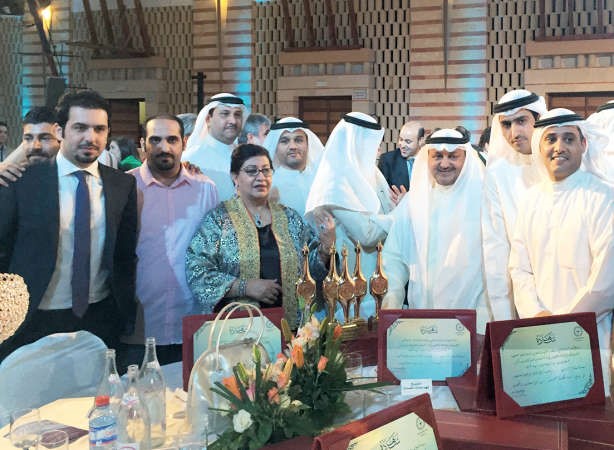 محمد العواش وامل عبدالله يتوسطان الوفد الكويتي مع جوائزهم﻿