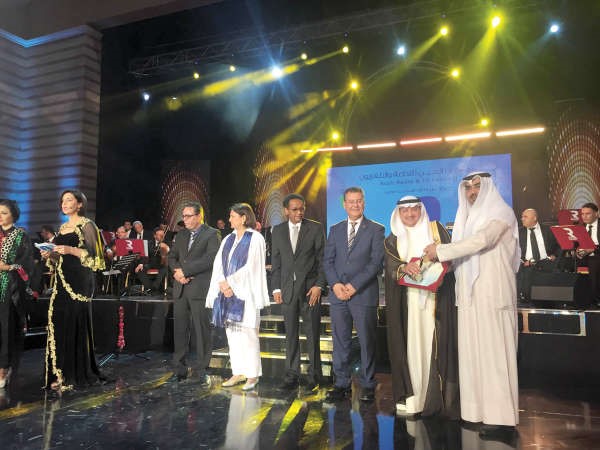 مدير اذاعة العام سعد الفندي يتسلم احدى جوائز الاذاعة﻿