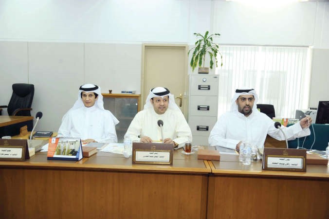 راكان النصف وفيصل الكندري ود منصور الظفيري خلال اجتماع اللجنة الاسكانية﻿