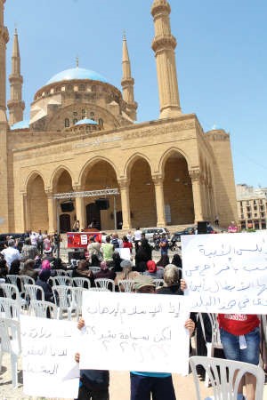 وقفة احتجاجية لاهالي الموقوفين في رومية للمطالبة بالغاء المحكمة العسكرية محمود الطويل