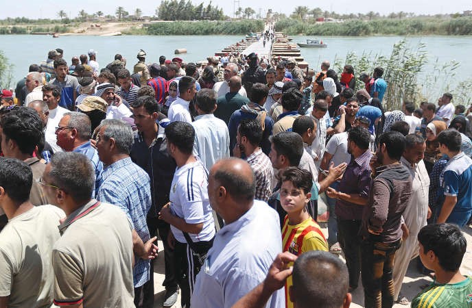 ﻿عراقيون يفرون من الرمادي باتجاه بغداد عقب هجوم داعش عليها امس الاول 	ا ب﻿