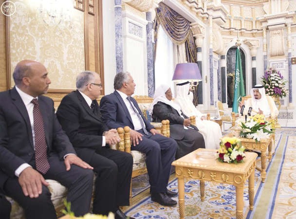 ﻿خادم الحرمين الشريفين الملك سلمان بن عبدالعزيز يستقبل رئيس البرلمان العربي ونواب ورؤساء اللجان في البرلمان في الرياض امس واس﻿