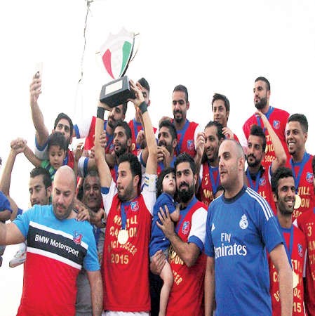 لاعبو الكويت يرفعون الكاسموقع نادي الكويت﻿