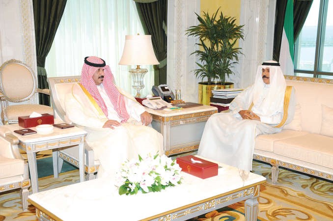 سمو ولي العهد خلال استقباله الشيخ طلال الخالد