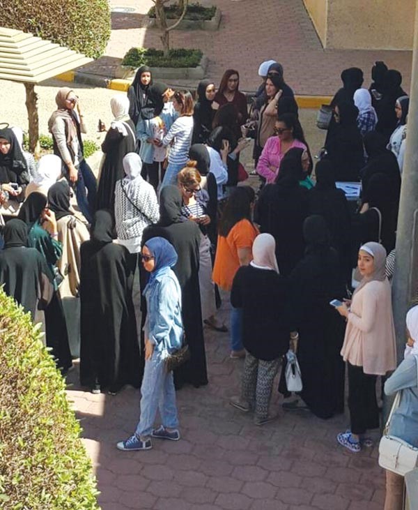 عدد من الطلبة المعتصمين