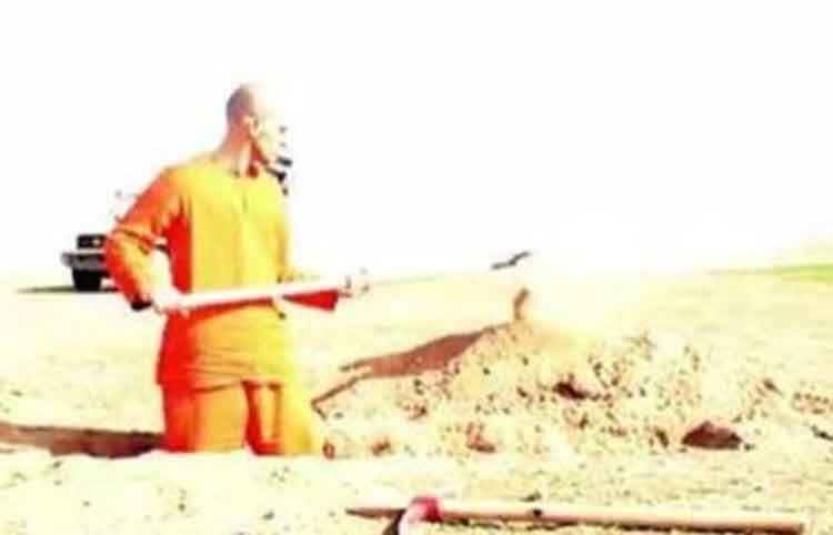 صورة: داعش أجبره على حفر قبره بيديه قبل ذبحه