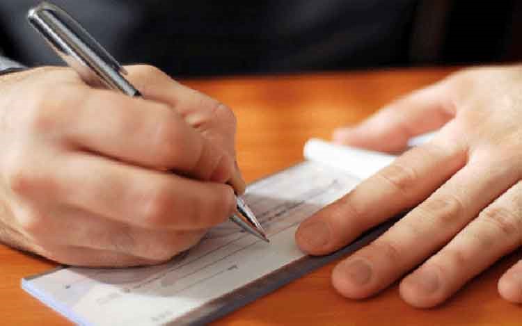 خليجي باع سيارته ليتزوج فأعطوه شيكاً يصرف بعد 100 عام
