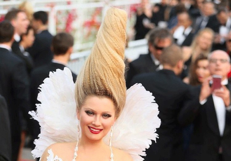 بالصور.. روسية تسرق الأضواء بتسريحة شعر "عملاقة وغريبة" في مهرجان "كان"