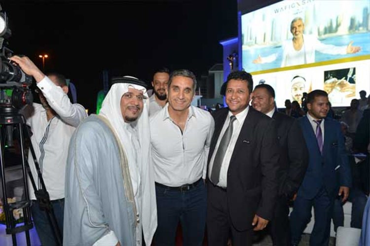 بالصور.. باسم يوسف يظهر في افتتاح صالون تجميل بدبي