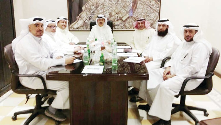 ماحمد الصبيح مترئسا الاجتماع مع مديري افرع البلدية 
