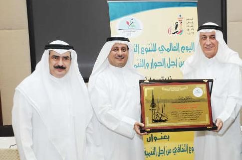 درع تكريمية لعلي اليوحة يتسلمها دبدر الدويش ﻿