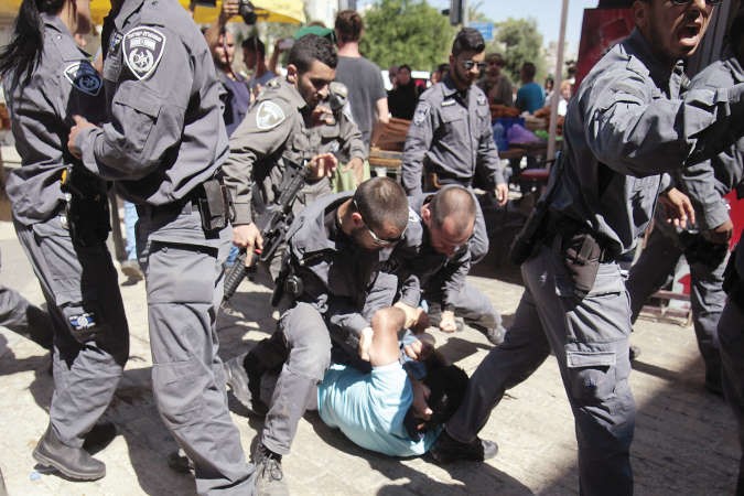 شرطة الاحتلال تعتدي على شاب فلسطينيخلال تصديهلمستوطنين متطرفين حاولوا اقتحام المسجد الاقصى امساپ ﻿