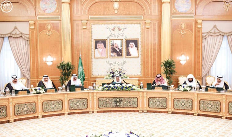 خادم الحرمين الشريفين الملك سلمان بن عبدالعزيز يتراس جلسة مجلس الوزراء امس 	واس﻿