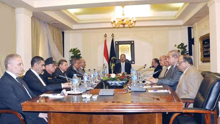 ﻿اللواء مجدي عبدالغفار وزير الداخلية المصري خلال اجتماع مع عدد من مساعديه﻿
