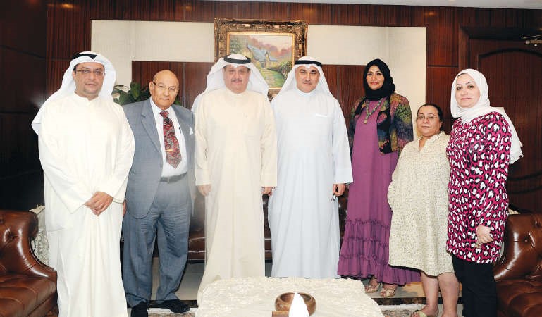 عيسى الكندري خلال استقباله اعضاء اللجنة ﻿