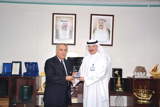 راي كافيتي يقدم درعا تقديرية الى عبداللطيف السريع بمناسبة نجاح الندوة ﻿