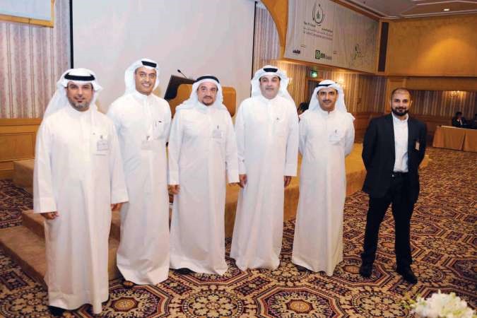 عبدالعزيز المرزوق مع المشاركين في الملتقى السابع للشركات المدرجة والمحللين﻿