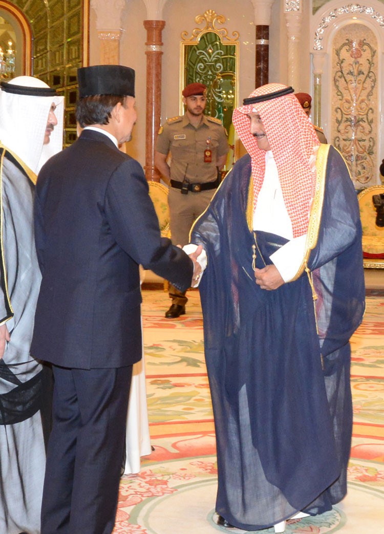  سلطان بروناي مصافحا الشيخ د ابراهيم الدعيج