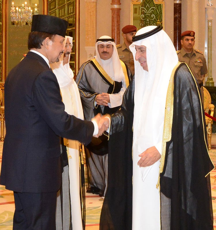 سلطان بروناي مصافحا السفير السعودي د عبدالعزيز الفايز