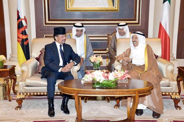 صاحب السمو الامير الشيخ صباح الاحمد لدى استقباله سلطان بروناي صاحب الجلالة الحاج حسن البلقية معز الدين والدولة