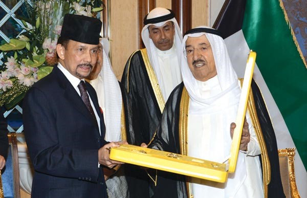 صاحب السمو الامير الشيخ صباح الاحمد وسلطان بروناي صاحب الجلالة الحاج حسن البلقية معز الدين والدولة اثناء تبادل الاوسمة