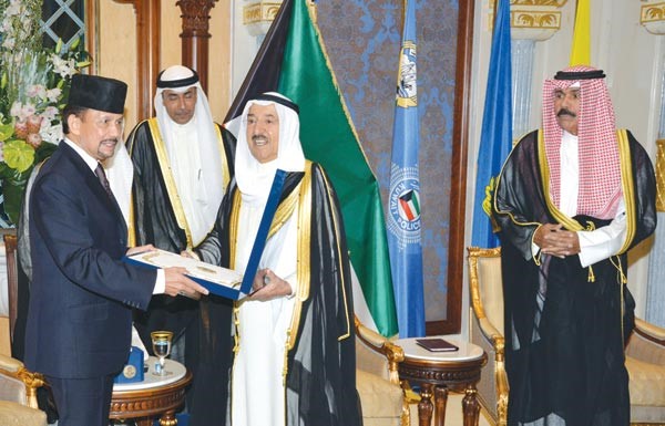 صاحب السمو الامير الشيخ صباح الاحمد وصاحب الجلالة السلطان الحاج حسن البلقية