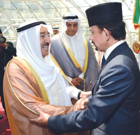 صاحب السمو الامير مصافحا سلطان بروناي صاحب الجلالة الحاج حسن البلقية معز الدين والدولة﻿
