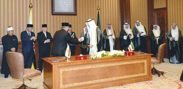 نائب رئيس مجلس الوزراء ووزير المالية ووزير التجارة بالوكالة انس الصالح ووزير المالية الثاني في مكتب رئيس مجلس وزراء بروناي حاج عبدالرحمن ابراهيم لدى توقيع مذكرة التفاهم في مجال الاستثمار