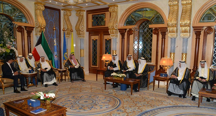 صاحب السمو الامير وسمو ولي العهد وسمو رئيس الوزراء ووزير الخارجية وعدد من كبار المسؤولين خلال المباحثات مع سلطان بروناي