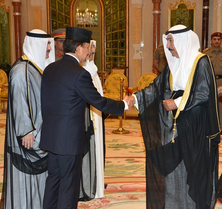  ومصافحا الشيخ جابر العبدالله