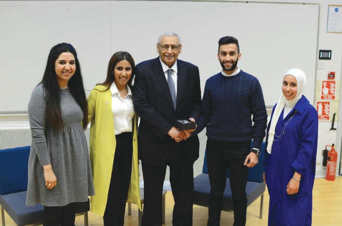 السفير د خالد الدويسان متوسطا اعضاء الجمعية في جامعة سري ببريطانيا﻿