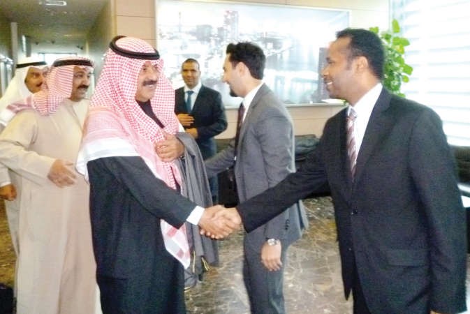 وكيل وزارة الخارجية خالد الجارالله مصافحا مستقبليه لدى وصوله الى موسكو ﻿
