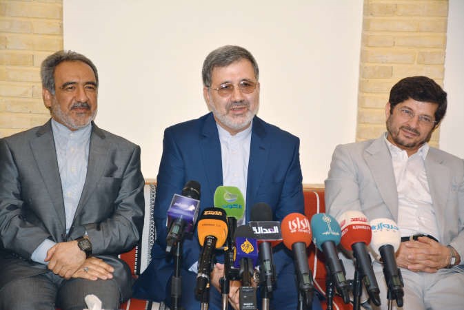 السفير الايراني علي رضا عنايتي وحسن زرنكار وعباس خامه يار خلال المؤتمر الصحافيريليش كومار﻿