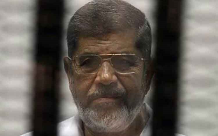 مرسي "مصدوم" و"مطيع" فى أول ليلة له بعد الحكم بإعدامه