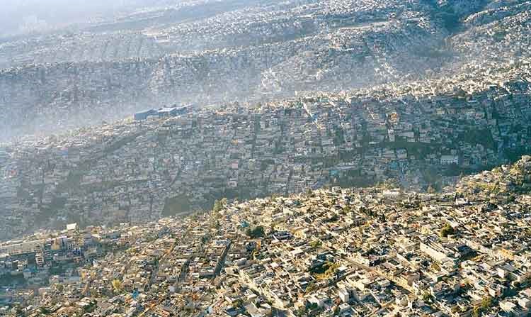 27- لا يوجد مكان خال مكسيكو سيتي، المترامية الاطراف، المكسيك، السكان 20 مليون نسمة، الكثافة 24600 نسمة لكل ميل