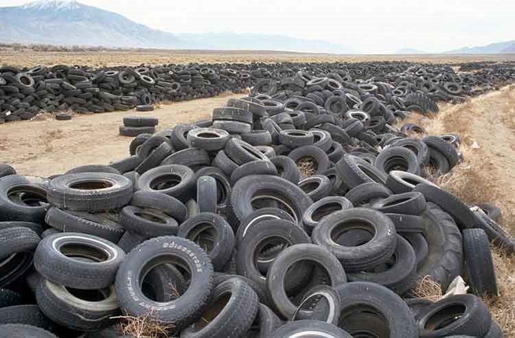 7- تمتد هذه الاطارات بلا نهاية في صحراء مغرقة بها، في نيفادا، الولايات المتحدة الامريكية