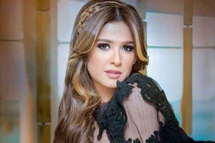 صورة: ياسمين عبد العزيز تغير لون شعرها إلى الأسود وتتخلى عن الماكياج